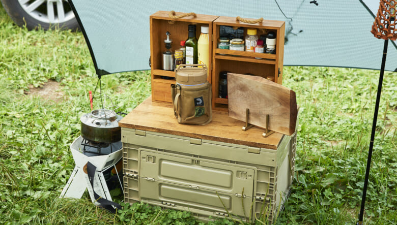 プライウッドのボックスには、シンデレラフィットする天板を乗せて収納台としてマルチに使える仕様。スパイスボックスの定位置に。