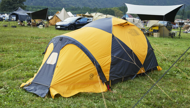 クロスポール型のドーム構造を採用したエクスペディションモデル。2人用で軽量な山岳用モデルながら、広い居住空間も快適。