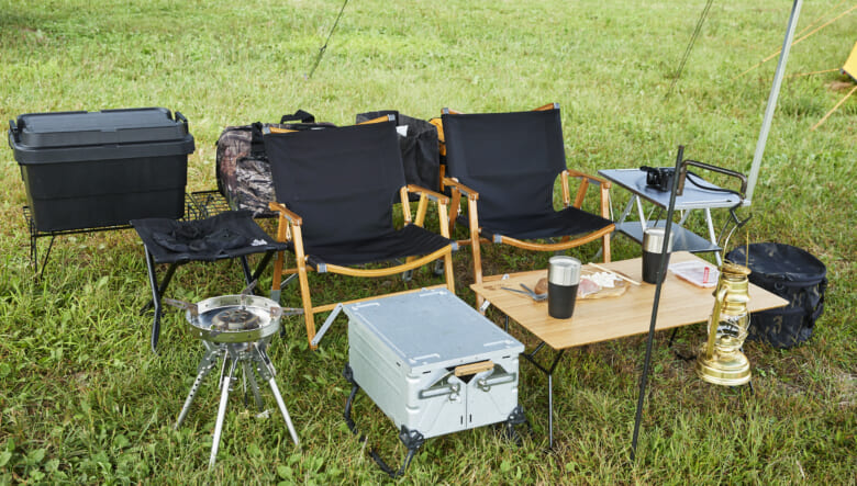 ザ・ノース・フェイスのテーブルに合わせ、横並びのレイアウト。カーミットチェアはナチュラルマウンテンモンキーのマイスターシートに張り替え、夜の寒さに備える。