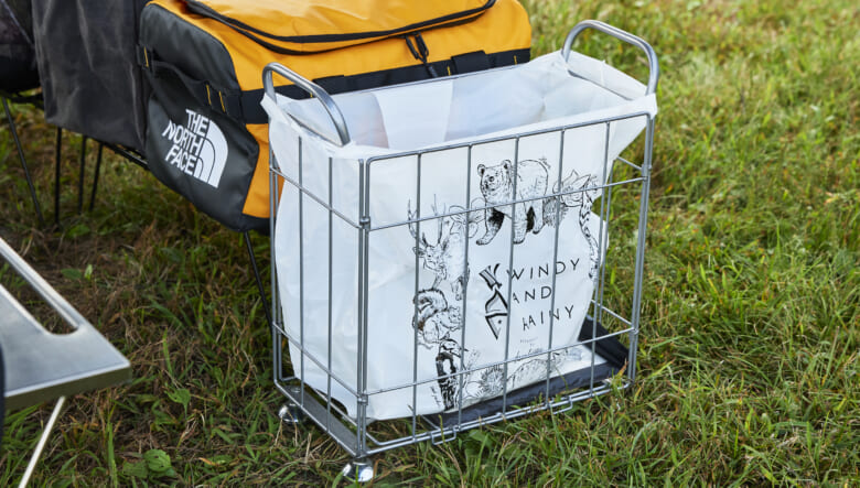 ウィンディーアンドレイニーのゴミ箱は、専用のビニール袋で見た目もおしゃれ。ステンレスの骨組みがサイトの雰囲気にも◎。