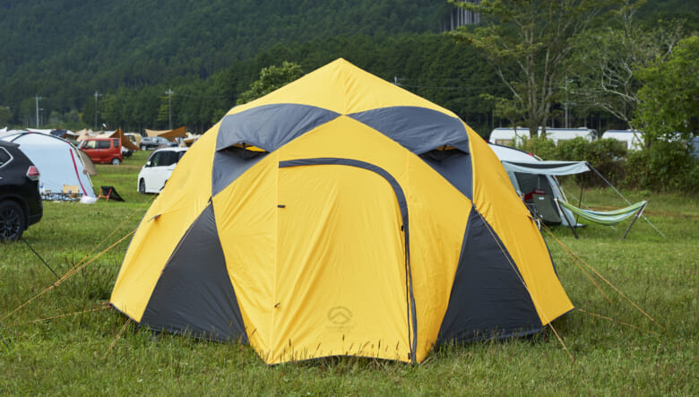 ドーム5はジオデシック構造を取り入れたドーム型テント。雪山での悪天候にも耐える強度を誇るハイスペックなモデルで、ふもとっぱらの強い風でも安心。