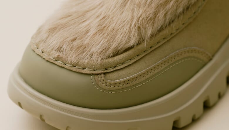 カジュアルにもトラッドにも！シャカのチロリアンシューズにロングファーを添えて気品たっぷり。