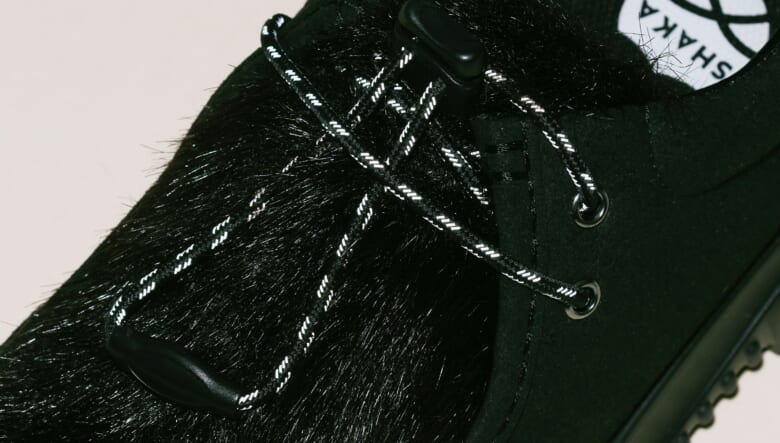 カジュアルにもトラッドにも！シャカのチロリアンシューズにロングファーを添えて気品たっぷり。