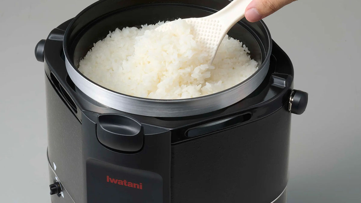 カセットガス炊飯器 5合炊き。新品未使用 イワタニからカセットガス式の炊飯器が登場。電源不要の自動炊飯で