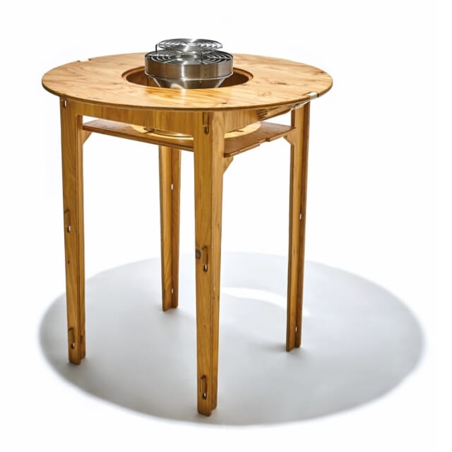 七輪を中央にセットして立ち呑みできる、YOKAの組立て式木製テーブル