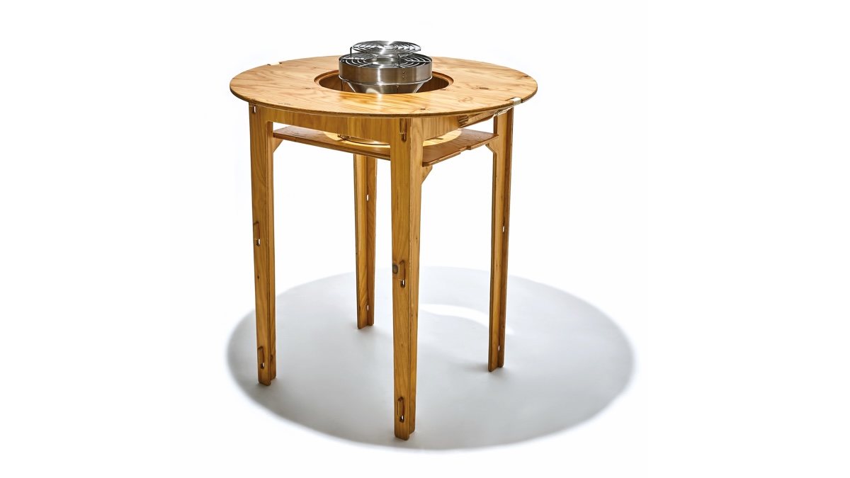 七輪を中央にセットして立ち呑みできる、YOKAの組立て式木製テーブル