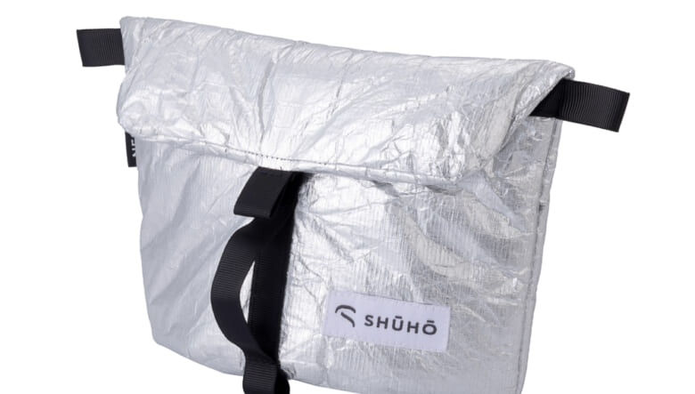 スマホ等を入れてもOK。名門輸入代理店が手がける新ブランド「SHŪHŌ」のフードコジーに注目。