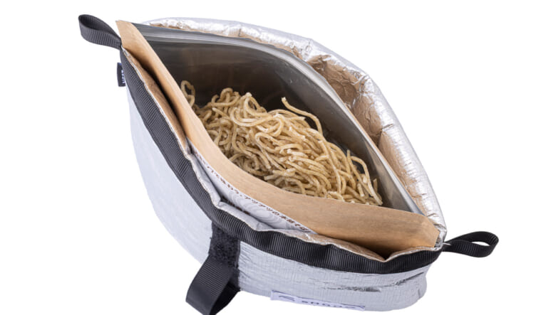 スマホ等を入れてもOK。名門輸入代理店が手がける新ブランド「SHŪHŌ」のフードコジーに注目。