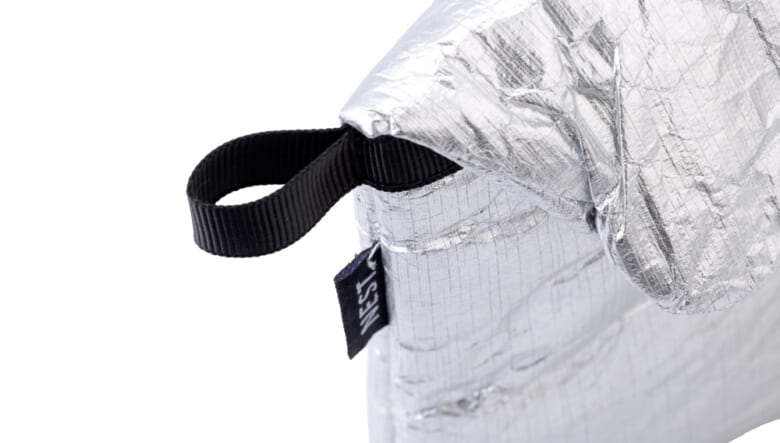 スマホ等を入れてもOK。名門輸入代理店が手がける新ブランド「SHŪHŌ」のフードコジーに注目。