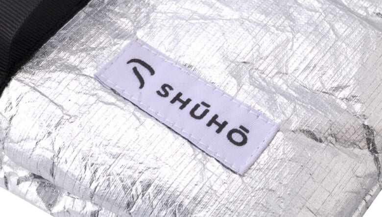 スマホ等を入れてもOK。名門輸入代理店が手がける新ブランド「SHŪHŌ」のフードコジーに注目。