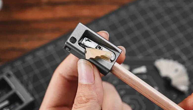 鉛筆削りで安全に焚付を。チタンボディにドイツ製の刃を搭載したシャープナーが先行販売中。