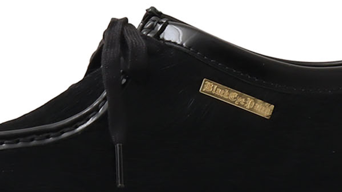 クラークスのワラビーをアトモスとブラックアイパッチが大人顔に