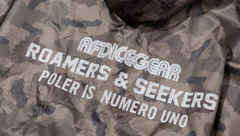 スノーボーダーに贈るPOLeR × ADFコラボ第2弾！　本格ウエアからカジュアルJKT、ヘッドウエアまで全11種がリリース。