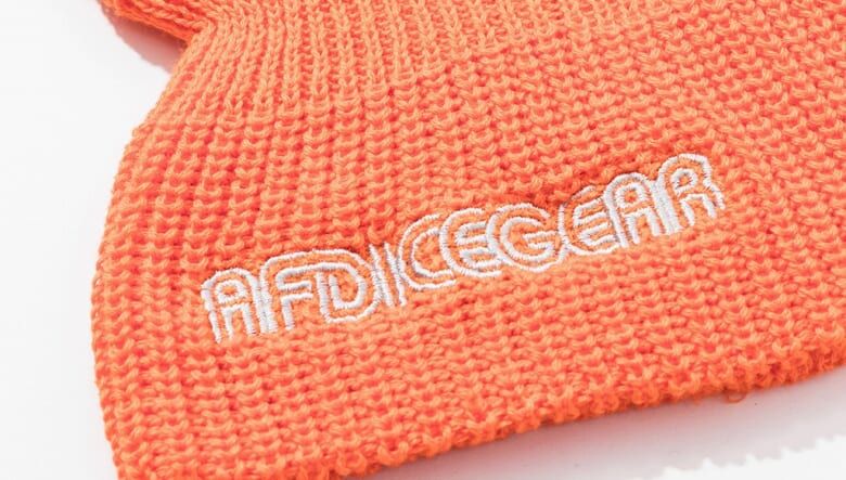 スノーボーダーに贈るPOLeR × ADFコラボ第2弾！　本格ウエアからカジュアルJKT、ヘッドウエアまで全11種がリリース。