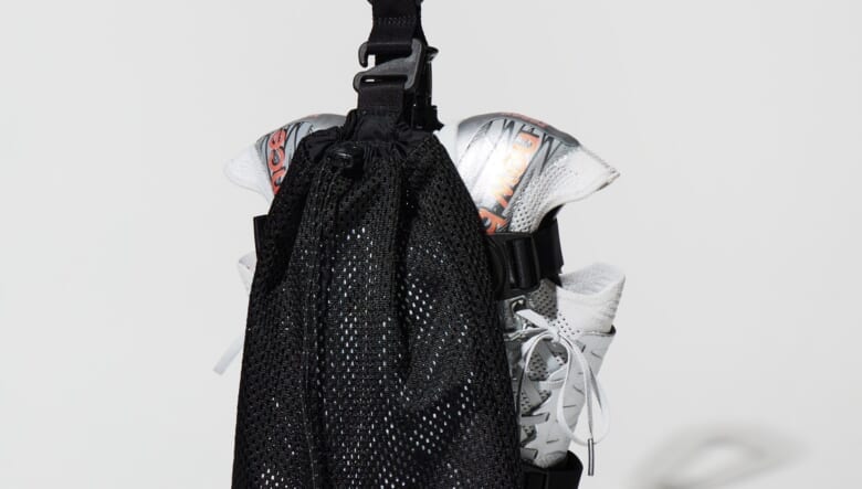 収納も持ち運びも考え抜かれた、グッドアイデアのシューズホルダー。スポーツからキャンプまで活躍！