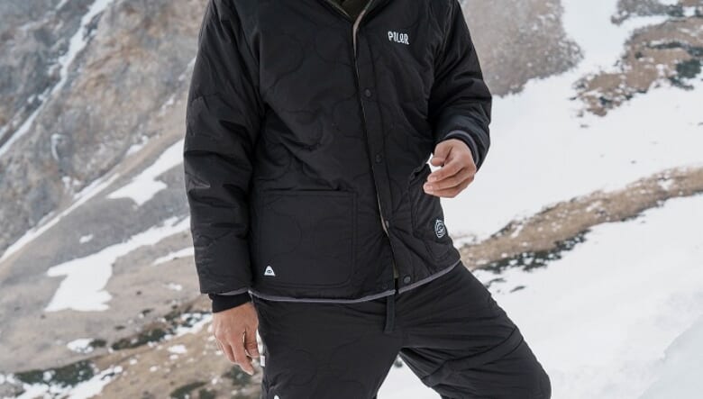 スノーボーダーに贈るPOLeR × ADFコラボ第2弾！　本格ウエアからカジュアルJKT、ヘッドウエアまで全11種がリリース。