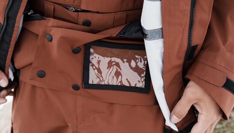 スノーボーダーに贈るPOLeR × ADFコラボ第2弾！　本格ウエアからカジュアルJKT、ヘッドウエアまで全11種がリリース。