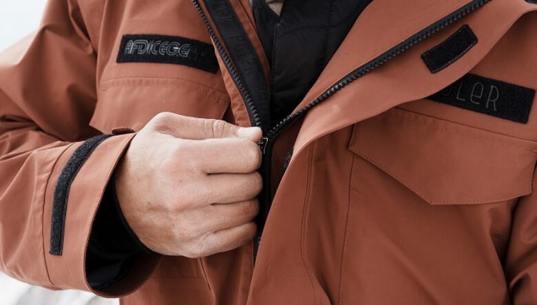 スノーボーダーに贈るPOLeR × ADFコラボ第2弾！　本格ウエアからカジュアルJKT、ヘッドウエアまで全11種がリリース。