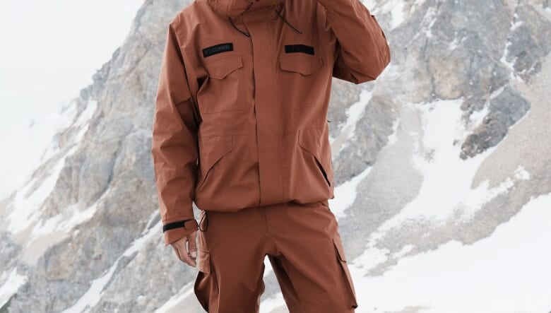 スノーボーダーに贈るPOLeR × ADFコラボ第2弾！　本格ウエアからカジュアルJKT、ヘッドウエアまで全11種がリリース。