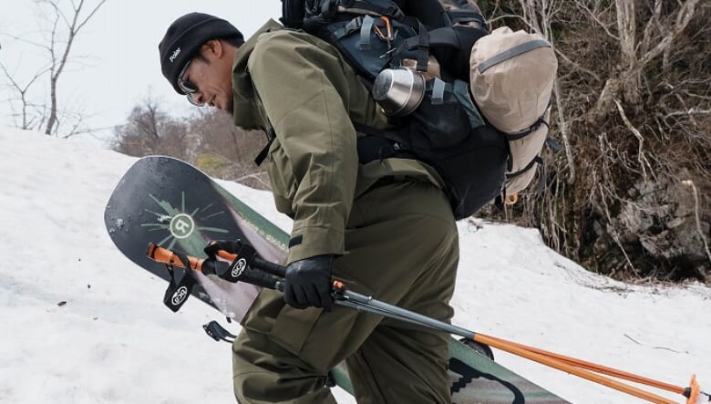 スノーボーダーに贈るPOLeR × ADFコラボ第2弾！　本格ウエアからカジュアルJKT、ヘッドウエアまで全11種がリリース。