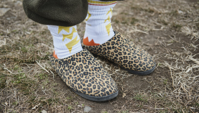 無骨な単色コーデで足元を軽やかに。-GO OUT CAMP 冬 2025-