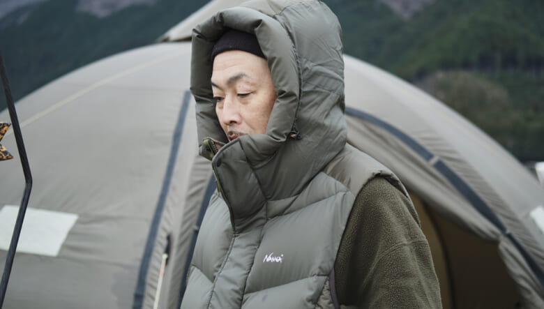 無骨な単色コーデで足元を軽やかに。-GO OUT CAMP 冬 2025-