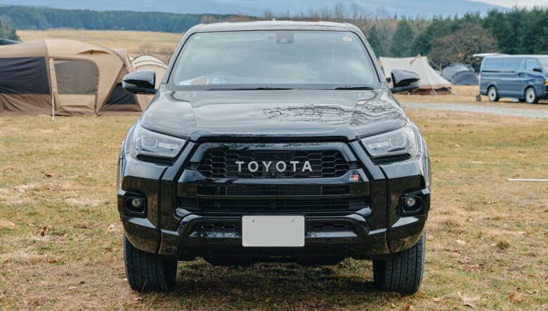 【’24 TOYOTA HILUX】赤いキャノピー装着で広いベッドをフルに使う。