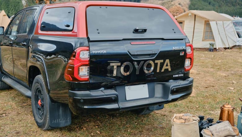 【’24 TOYOTA HILUX】赤いキャノピー装着で広いベッドをフルに使う。
