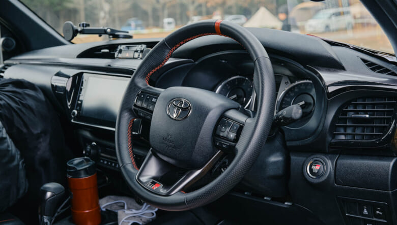 【’24 TOYOTA HILUX】赤いキャノピー装着で広いベッドをフルに使う。
