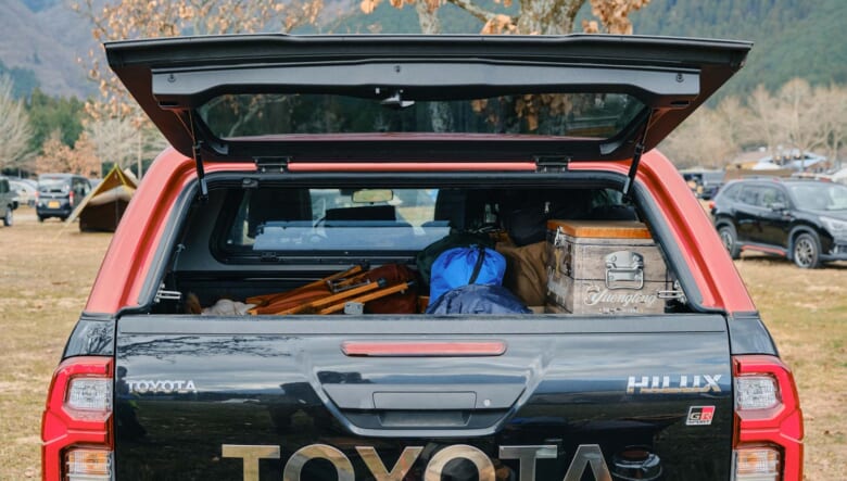 【’24 TOYOTA HILUX】赤いキャノピー装着で広いベッドをフルに使う。