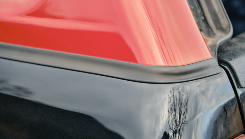 【’24 TOYOTA HILUX】赤いキャノピー装着で広いベッドをフルに使う。