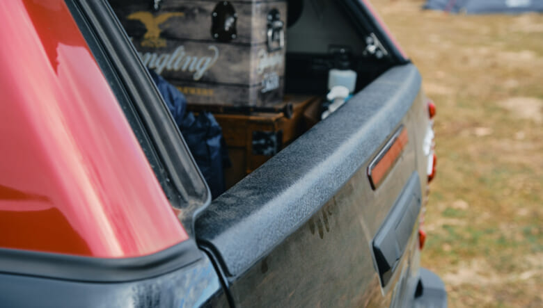 【’24 TOYOTA HILUX】赤いキャノピー装着で広いベッドをフルに使う。