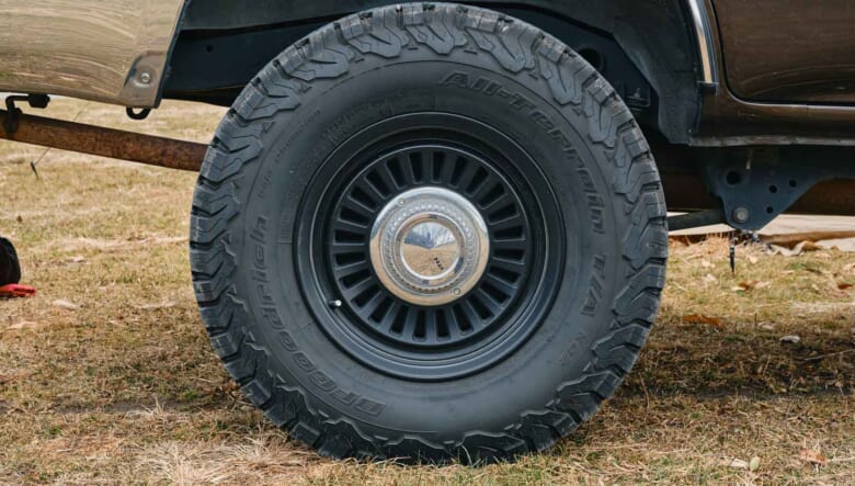 【’00 TOYOTA HILUX SURF】米国4ランナーを参考にメッキパーツでナロー化。