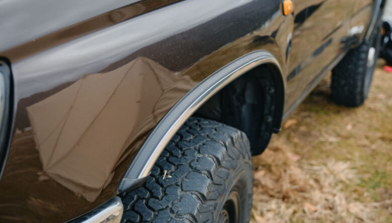 【’00 TOYOTA HILUX SURF】米国4ランナーを参考にメッキパーツでナロー化。