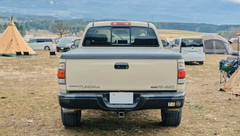 【’07 TOYOTA TUNDRA】観音開きの広い後席に家族も愛犬も快適乗車。