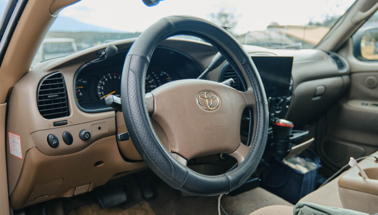 【’07 TOYOTA TUNDRA】観音開きの広い後席に家族も愛犬も快適乗車。