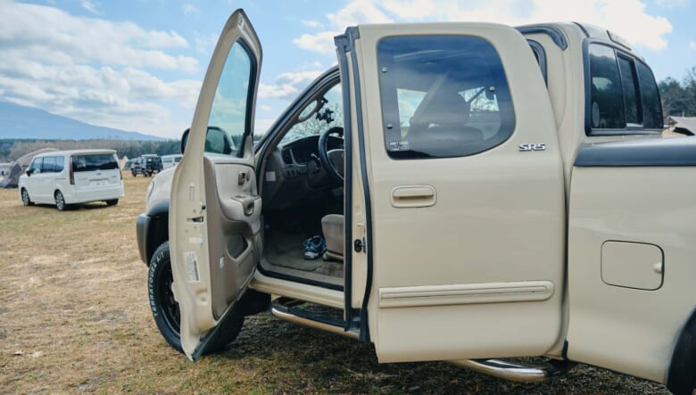 【’07 TOYOTA TUNDRA】観音開きの広い後席に家族も愛犬も快適乗車。