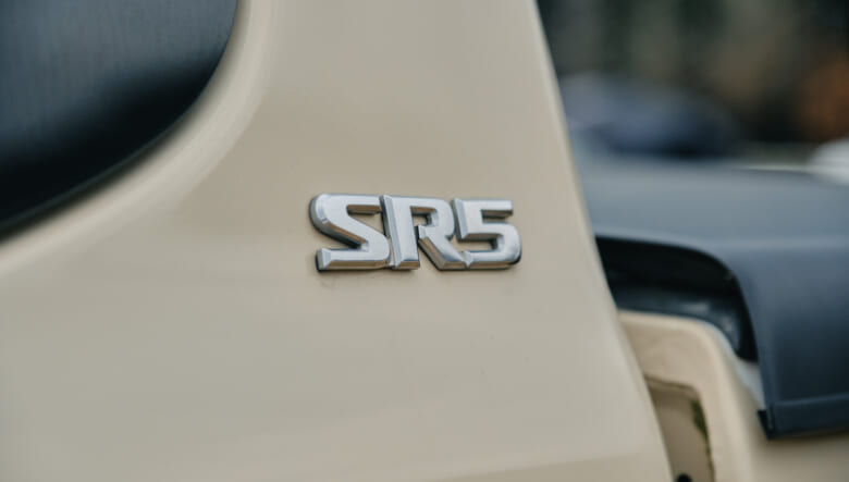 【’07 TOYOTA TUNDRA】観音開きの広い後席に家族も愛犬も快適乗車。