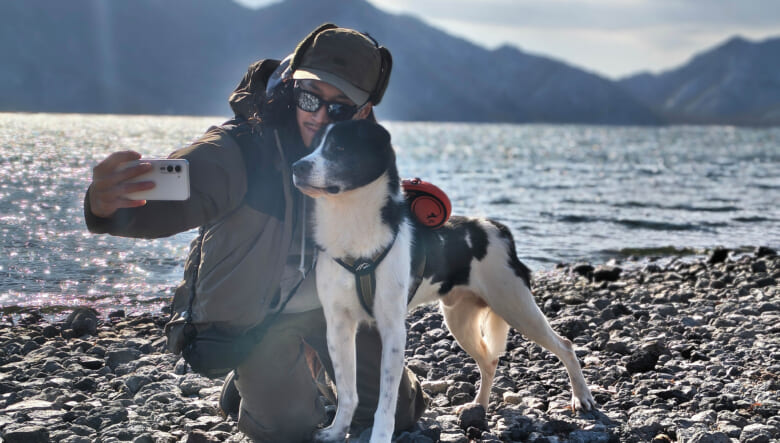 ボクらがスマホに求めること。アウトドア派フォトグラファーが「arrows Alpha」と過ごす1日。