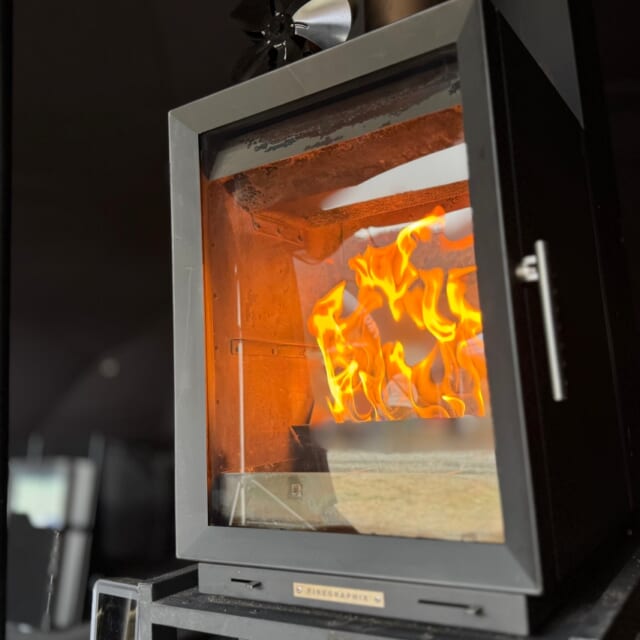 もはや家電。燃料を夜通し自動供給してくれるポータブルペレット