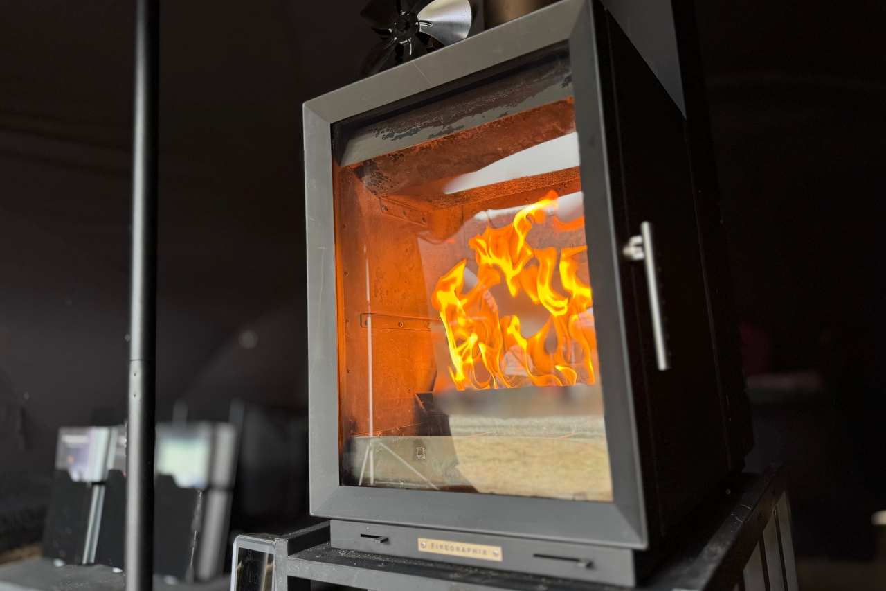 もはや家電。燃料を夜通し自動供給してくれるポータブルペレット