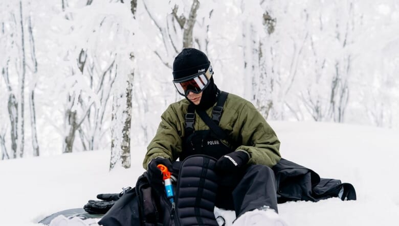 スノーボーダーに贈るPOLeR × ADFコラボ第2弾！　本格ウエアからカジュアルJKT、ヘッドウエアまで全11種がリリース。