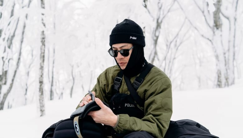 スノーボーダーに贈るPOLeR × ADFコラボ第2弾！　本格ウエアからカジュアルJKT、ヘッドウエアまで全11種がリリース。