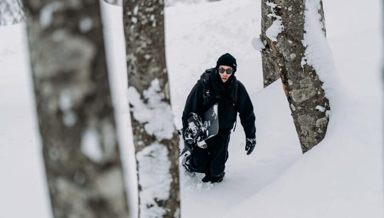 スノーボーダーに贈るPOLeR × ADFコラボ第2弾！　本格ウエアからカジュアルJKT、ヘッドウエアまで全11種がリリース。