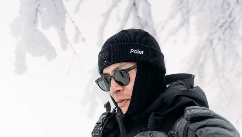 スノーボーダーに贈るPOLeR × ADFコラボ第2弾！　本格ウエアからカジュアルJKT、ヘッドウエアまで全11種がリリース。