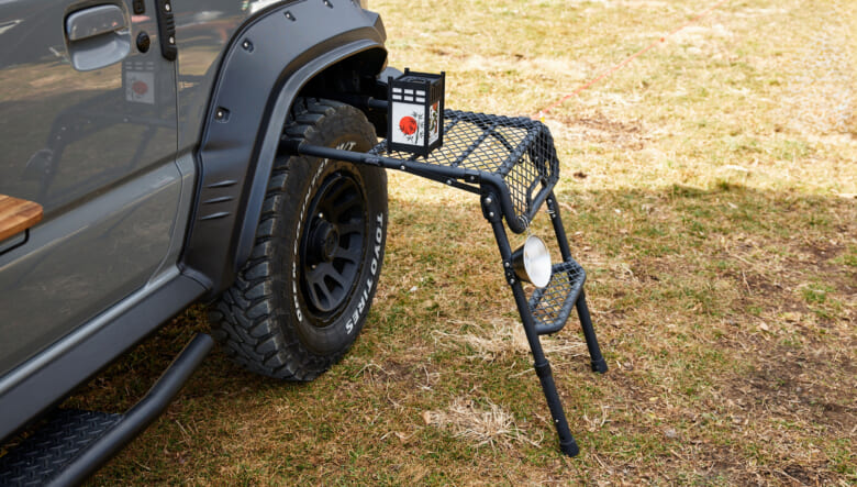 グレーカラーの愛車はスズキのジムニーシエラ。ダムドのリトルDパッケージから、さらにトラックミラーを取り付けるなど、細部のパーツにもこだわってカスタム。3Dマックスパイダーのタイヤテーブルも便利。