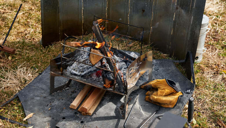 焚き火台はトーキョークラフトのマクライトで、耐熱シートも同ブランドのものを使用。