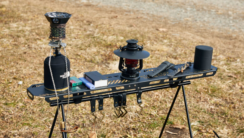 焚き火のサイドにはカインズホームで購入したというラックにAmazonで見つけた天板をセット。