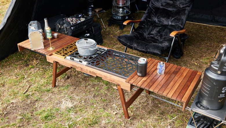 テーブルはワットウィーウォントをチョイス。天板が左右にスライドするため、今回はスノーピークのフラットバーナーを仕込みキッチンとしても機能。