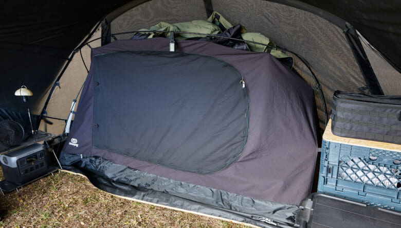 寝床はカンガルースタイルで確保。フライのないゴーグランピングのソロ用テントは、コンパクトで設営も手軽。室内を圧迫しないサイズ感が◎。